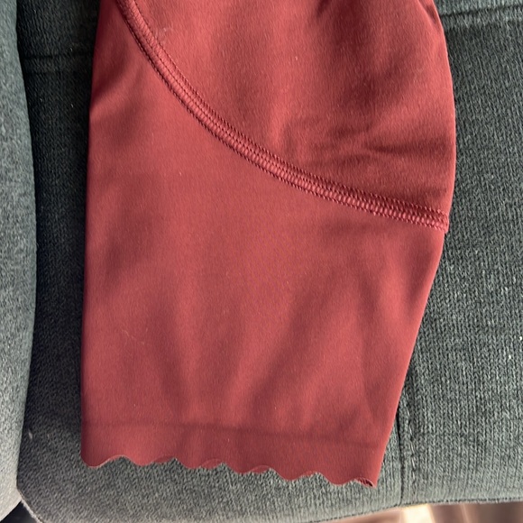 NWOT Lululemon leggings Wunder Under Scalloped
Hem HR Crop 23" luxtreme. EUC. - Picture 4 of 6